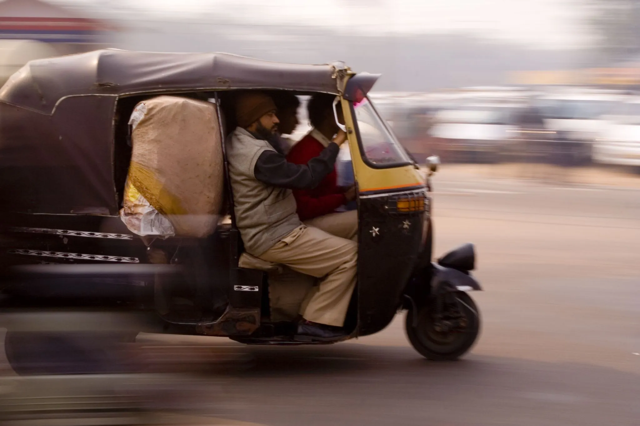 पुणे की सड़क पर ऑटो-रिक्शा ड्राइवर